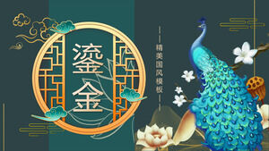 Download gratuito do novo modelo PPT de estilo chinês dourado com fundo de lótus de pavão