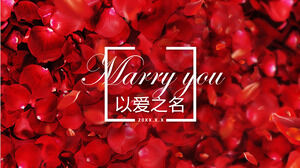 Scarica il modello PPT per un romantico album di nozze con uno sfondo di petali rossi