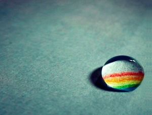 Imagen de fondo del arco iris PPT en gotas de agua gris