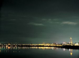 沿海城市明亮的燈光夜景商務ppt模板