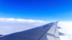 ภาพพื้นหลัง PPT ของท้องฟ้าสีฟ้าและปีกเมฆสีขาว