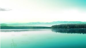 湖和山風光的兩個優雅的PPT背景圖片