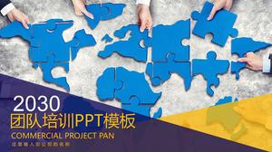 Model de curs PPT pentru pregătirea echipei companiei pe fundalul puzzle albastru