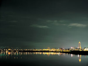 Kota tepi laut lampu terang tampilan malam template ppt bisnis
