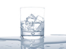 Un pahar de apă cu șablon ppt cuburi de gheață