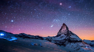 Bel cielo cosmico sotto l'immagine di sfondo di montagna PPT