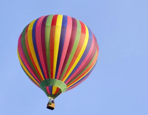 Hot Air Balloon w szablonie PowerPoint Blue Sky